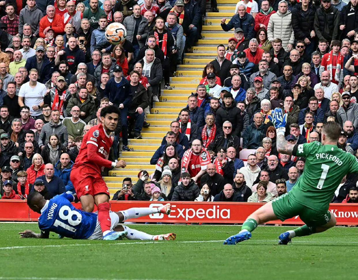 萨拉赫回归赛场，赛况扑朔迷离首场状态亮眼，瑞士队观众沸腾！